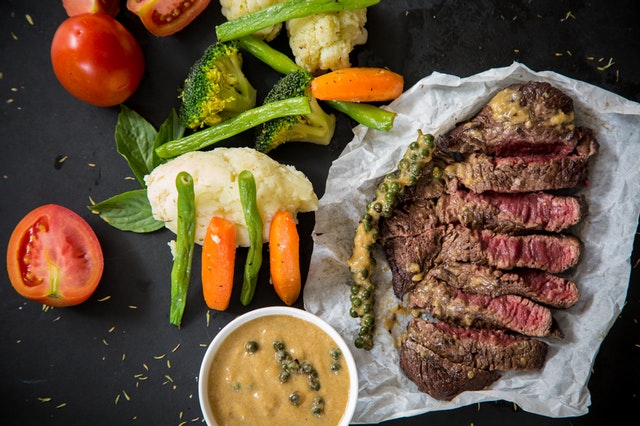 Pokrájaný kravvý steak s množstvom zeleniny