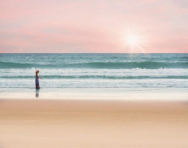 dievča n pláži pri západe slnka